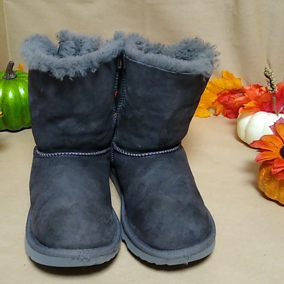 UGG boots SZ 5 - Picture 1 of 6